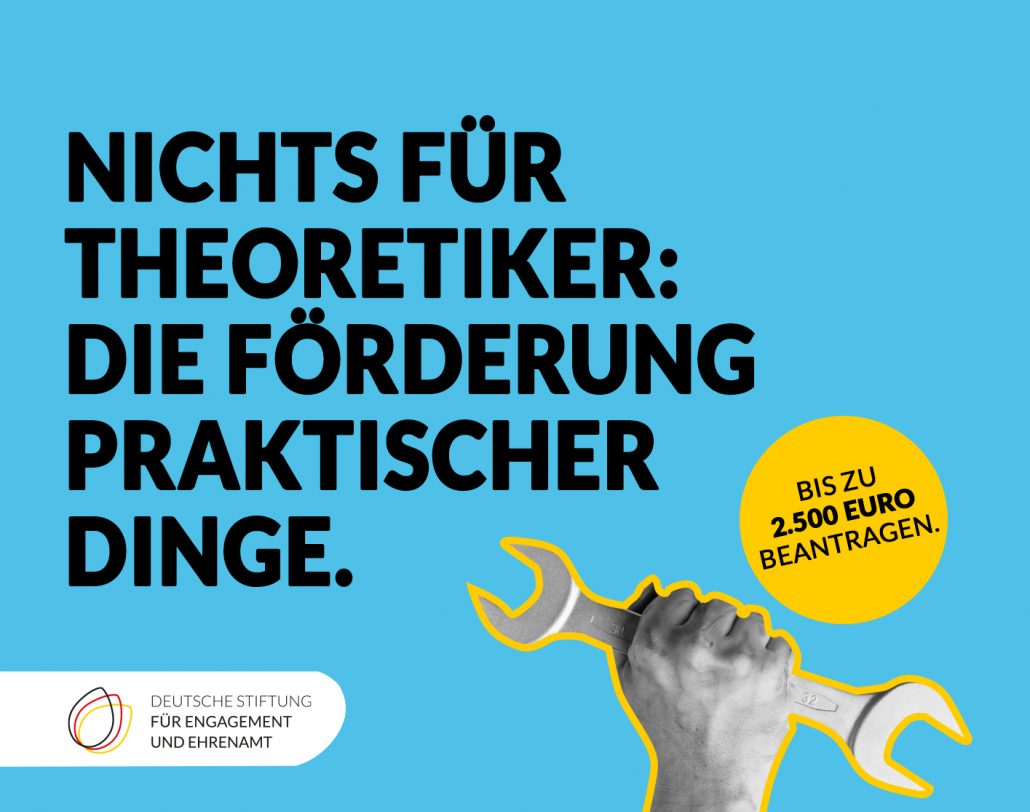 Farbige Kachel mit einer Hand und einem Schraubenschlüssel und der Aufschrift. Nichts für Theoretiker: Die Förderung praktischer Dinge. Das Mikroförderprogramm