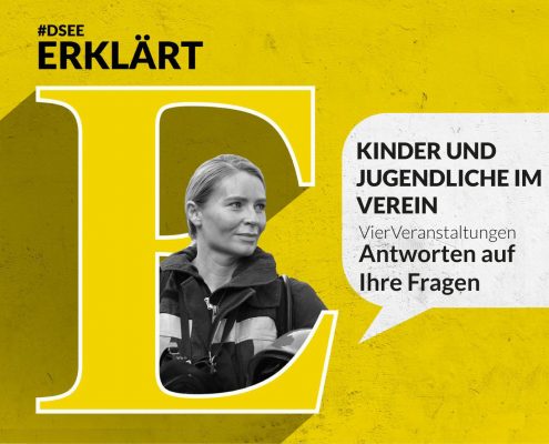 Frau in Uniform auf farbigem Hintergrund. Aufschrift DSEEerklärt: Kinder und Jugendliche im Verein. Antworten auf Ihre Fragen.