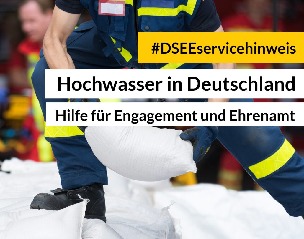 Feuerwehrmann reicht Sandsack weiter. Aufschrift: #DSEEservicehinweis Hochwasserkatastrophe. Unterstützung vor Ort