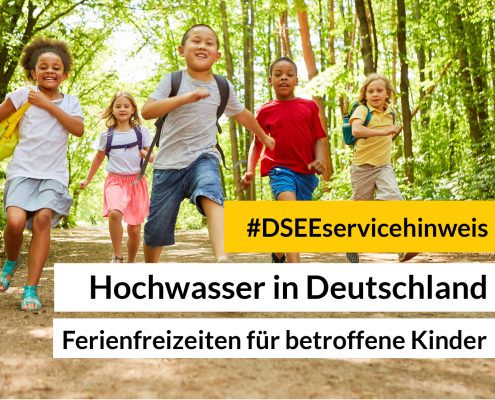 Foto mit laufenden Kindern und dem Text: "#DSEE-Servicehinweis: Hochwasser in Deutschland. Ferienfreizeiten für betroffene Kinder