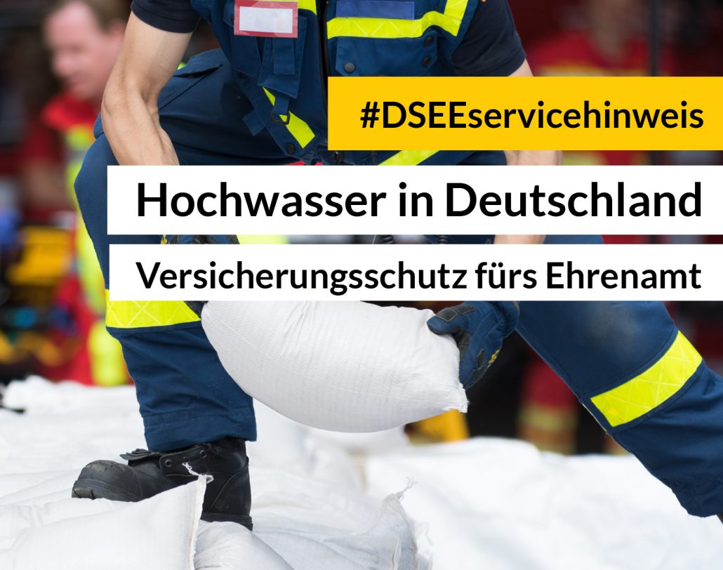 Foto von zwei Händen mit einem Sandsack mit dem Text: #DSEEservicehinweis: Hochwasser in Deutschland - Versicherungsschutz fürs Ehrenamt