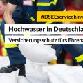 Foto von zwei Händen mit einem Sandsack mit dem Text: #DSEEservicehinweis: Hochwasser in Deutschland - Versicherungsschutz fürs Ehrenamt