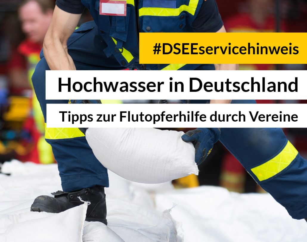 Feuerwehrmann reicht Sandsack weiter. Aufschrift: #DSEEservicehinweis Hochwasserkatastrophe. Unterstützung vor Ort