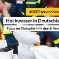 Feuerwehrmann reicht Sandsack weiter. Aufschrift: #DSEEservicehinweis Hochwasserkatastrophe. Unterstützung vor Ort