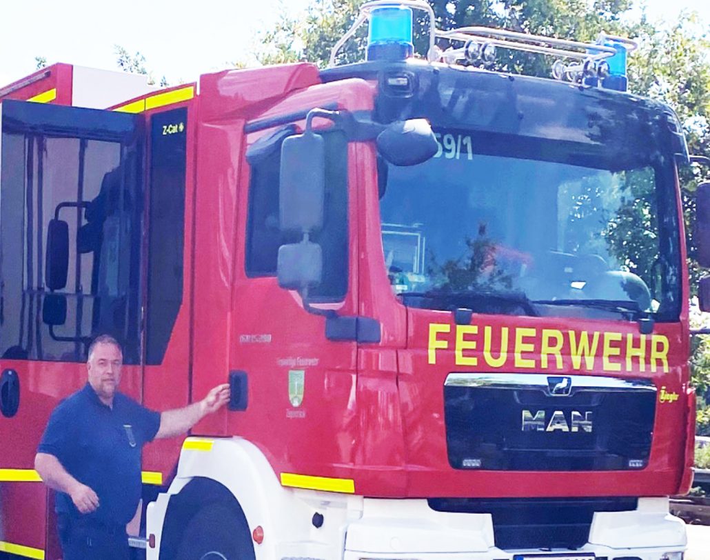 Feuerwehrmann vor einem Einsatzfahrzeug der Feuerwehr Panketal