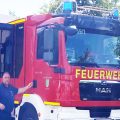 Feuerwehrmann vor einem Einsatzfahrzeug der Feuerwehr Panketal