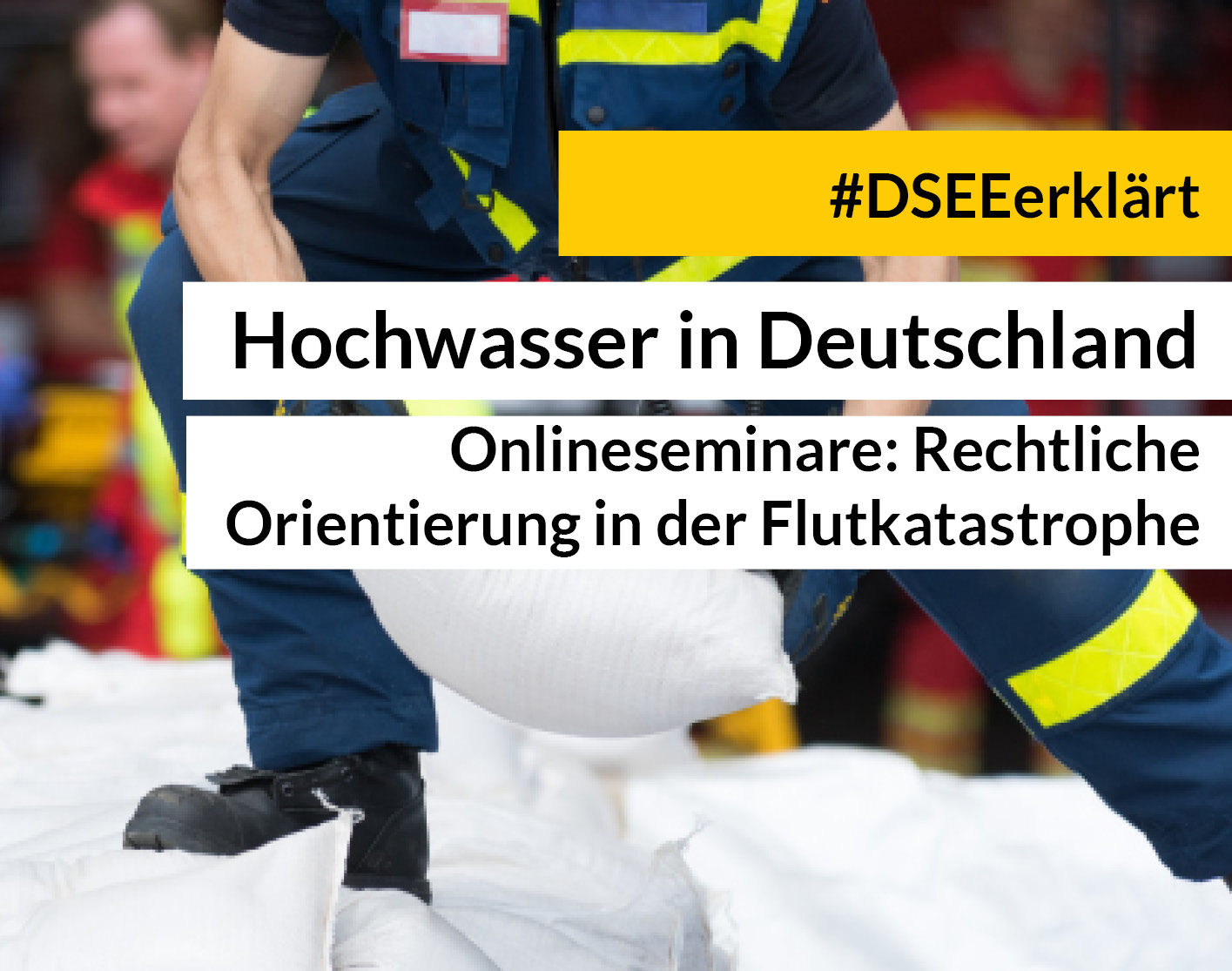 Fluthelfer heben einen Sandsack, TExt: Hochwasser in Deutschland - Onlineseminare: Rechtliche Orientierung in der Flutkatastrophe