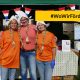 WoWirFördern: Suppenfest in Greiz, Frauen in Kostümen vor einem Stand mit niederländischen Flaggen