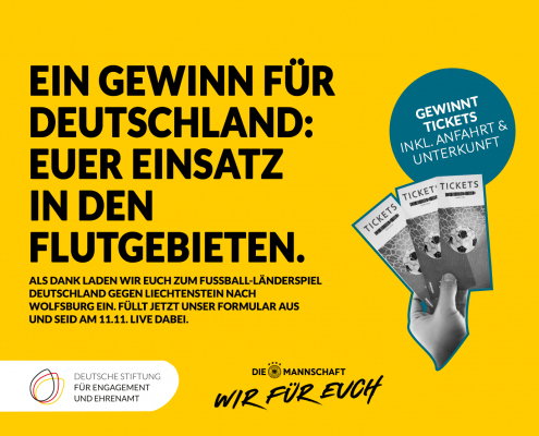 Grafik mit einer Hand mit Tickets. TExt Ein Gewinn für Deutschland: Euer Einsatz in den Flutgebieten. Als Dank laden wir Euch zum Fußball-Länderspiel Deutschland gegen Liechtensetin am 11.11. in Wolfsburg ein. Füllt jetzt unser Formular aus und seid live dabei.