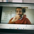 Laptop, auf dem eine Videokonferenz mit einem Mann zu sehen ist