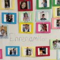 viele bunt eingerahmte Fotos von ehrenamtlich Engagierten an einer Wand