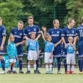 Fußballer mit Einlaufkindern