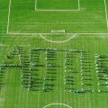 Viele Menschen, die auf einem Fußballfeld das Wort "Affeln" mit ihren Körpern gebildet haben