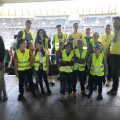 Gruppenfoto mit Kindern im Stadion