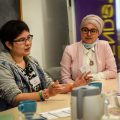 Zwei Frauen im Gespräch