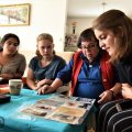 Frauen betrachten alte Fotos