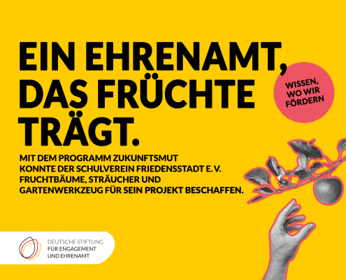 Grafik mit einer Hand, die nach einem Apfel greift. Text: Ein Ehrenamt, das Früchte trägt. Mit dem Programm Zukunftsmut konnte der Schulverein Friedensstadt e. V. Fruchtbäume, Sträucher und Gartenwerkzeug für sein Projekt beschaffen.