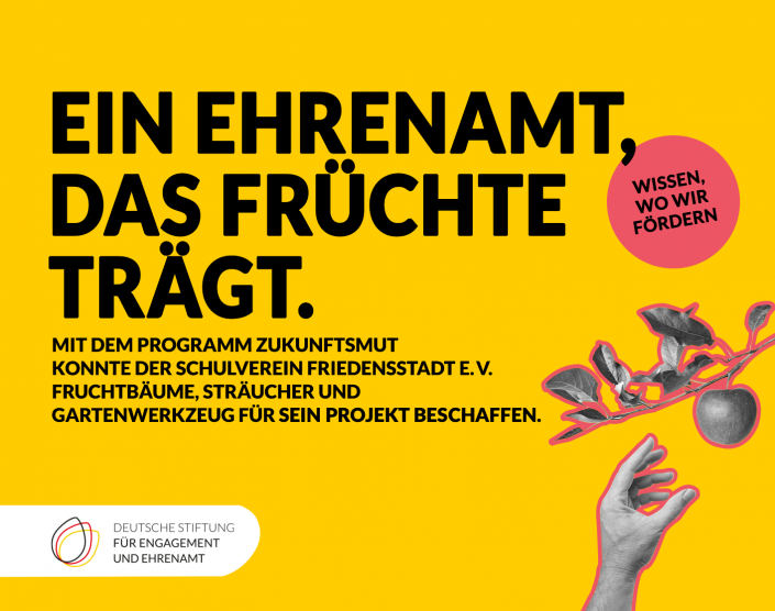 Grafik mit einer Hand, die nach einem Apfel greift. Text: Ein Ehrenamt, das Früchte trägt. Mit dem Programm Zukunftsmut konnte der Schulverein Friedensstadt e. V. Fruchtbäume, Sträucher und Gartenwerkzeug für sein Projekt beschaffen.