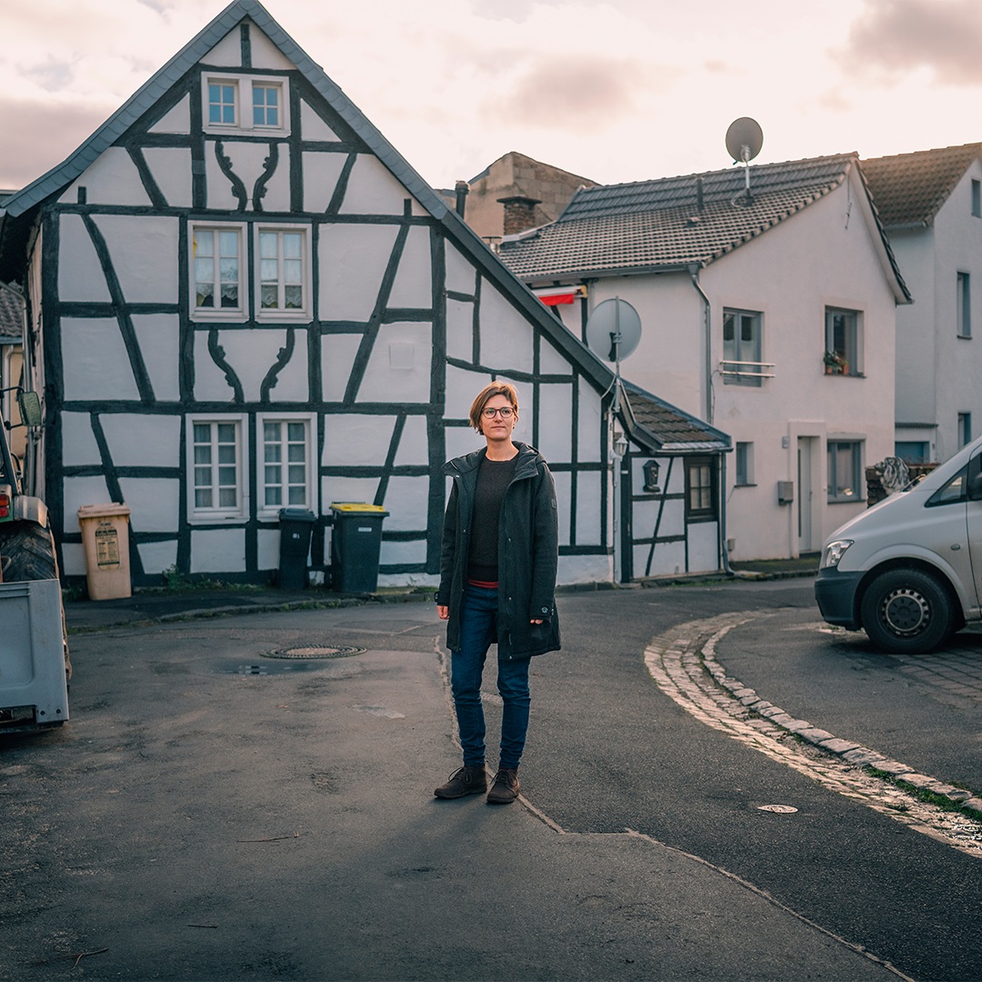 Foto von Maike Rolf vor einem Fachwerkhaus