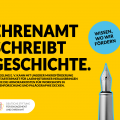 Grafik mit einer Schreibfeder. Text: Ehrenamt schreibt Geschichte. Der Eklig e.V. kann mit unserer Mikroförderung ein Starterpaket für Laienhistoriker herausbringen sowie die Honorarkosten für Workshops in Ahnenforschung und Paläographie decken.