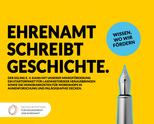 Grafik mit einer Schreibfeder. Text: Ehrenamt schreibt Geschichte. Der Eklig e.V. kann mit unserer Mikroförderung ein Starterpaket für Laienhistoriker herausbringen sowie die Honorarkosten für Workshops in Ahnenforschung und Paläographie decken.