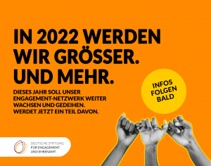 Grafik mit drei Händen, die sich mit je einem Finger aneinander fest halten. Text: In 2022 werden wir größer und mehr. Dieses Jahr soll unser Engagement-Netzwerk weiter wachsen und gedeihen. Werdet jetzt ein Teil davon. Infos folgen bald.