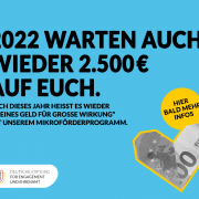 Grafik mit einem in Herzform gefalteten Geldschein. Text: 2022 warten auch wieder 2.500 € auf Euch. Auch dieses Jahr heißt es wieder "Kleines Geld für große Wirkung" mit unserem Mikroförderprogramm. Hier bald mehr Infos.