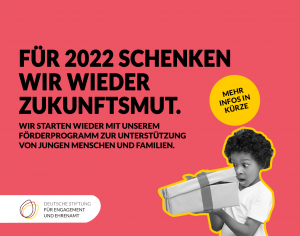 Grafik mit einem kleinen Kind, das staunend eine Geschenkbox öffnet. Text: Für 2022 schenken wir wieder Zukunftsmut. Wir starten wieder mit unserem Förderprogramm zur Unterstützung von jungen Menschen und Familien. Mehr Infos in Kürze.