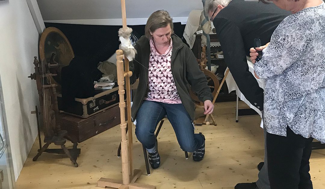 Drei Personen mit historischen Geräten
