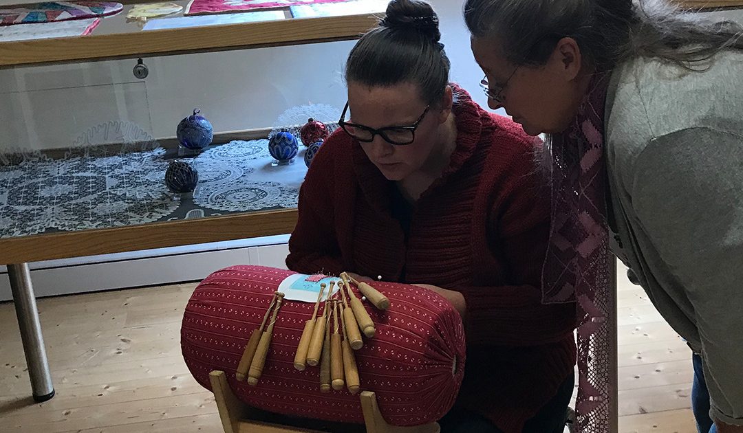 Zwei Frauen mit historischen Geräten zur Handarbeit