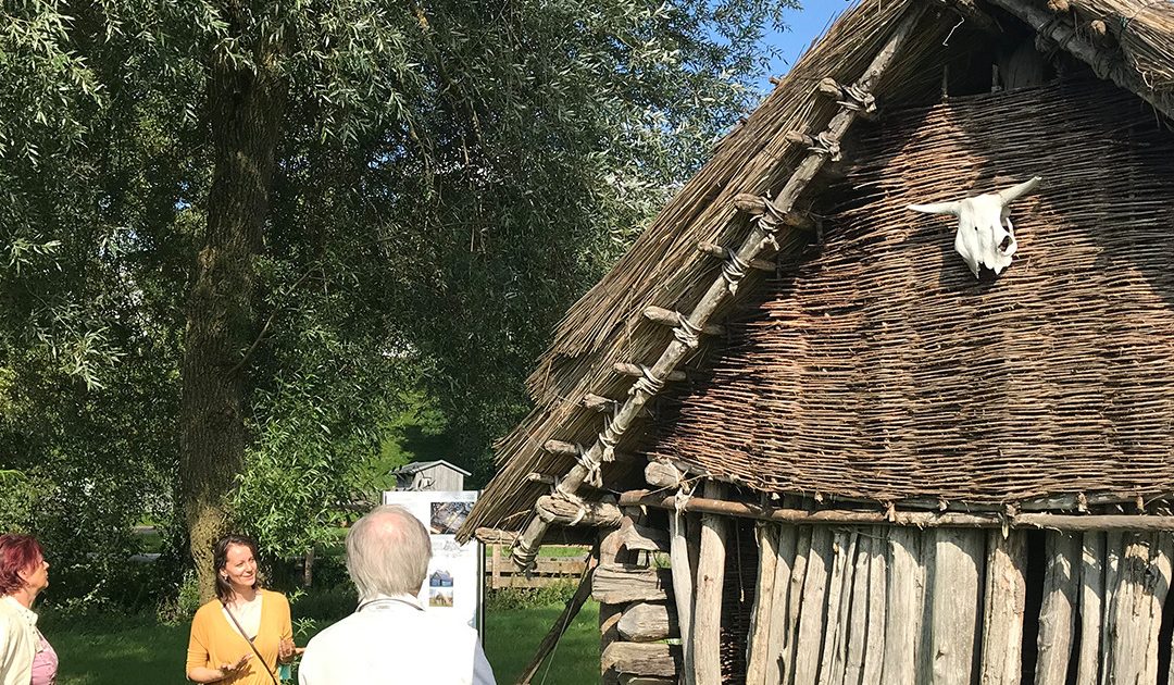 Drei Personen an einem historischen Gebäude