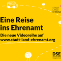 Grafik mit einem gezeichneten Auto auf einer Straße mit Bäumen. Text: Stadt.Land.Ehrenamt Eine Reise in das Ehrenamt. Die neue Videoreihe auf www.stadt-land-ehrenamt.org DSEE Deutsche Stiftung für Engagement und Ehrenamt