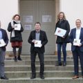 Gruppenfoto auf einer Treppe mit Jan Holze (Vorstand DSEE), Nina Leseberg (Abteilungsleitung Strukturstärkung DSEE), Bürgermeister Andreas Grund, Christine Spanninger (leitende Referentin Programmbüro Engagierte Stadt) und Andreas Grau (Sprecher Steuerungsgruppe Engagierte Stadt der Bertelsmann Stiftung)