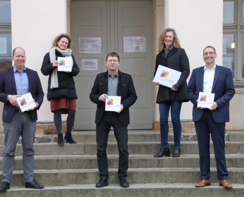 Gruppenfoto auf einer Treppe mit Jan Holze (Vorstand DSEE), Nina Leseberg (Abteilungsleitung Strukturstärkung DSEE), Bürgermeister Andreas Grund, Christine Spanninger (leitende Referentin Programmbüro Engagierte Stadt) und Andreas Grau (Sprecher Steuerungsgruppe Engagierte Stadt der Bertelsmann Stiftung)