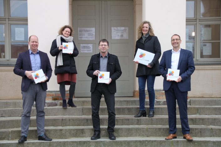 Gruppenfoto auf einer Treppe mit Jan Holze (Vorstand DSEE), Nina Leseberg (Abteilungsleitung Strukturstärkung DSEE), Bürgermeister Andreas Grund, Christine Spanninger (leitende Referentin Programmbüro Engagierte Stadt) und Andreas Grau (Sprecher Steuerungsgruppe Engagierte Stadt der Bertelsmann Stiftung)