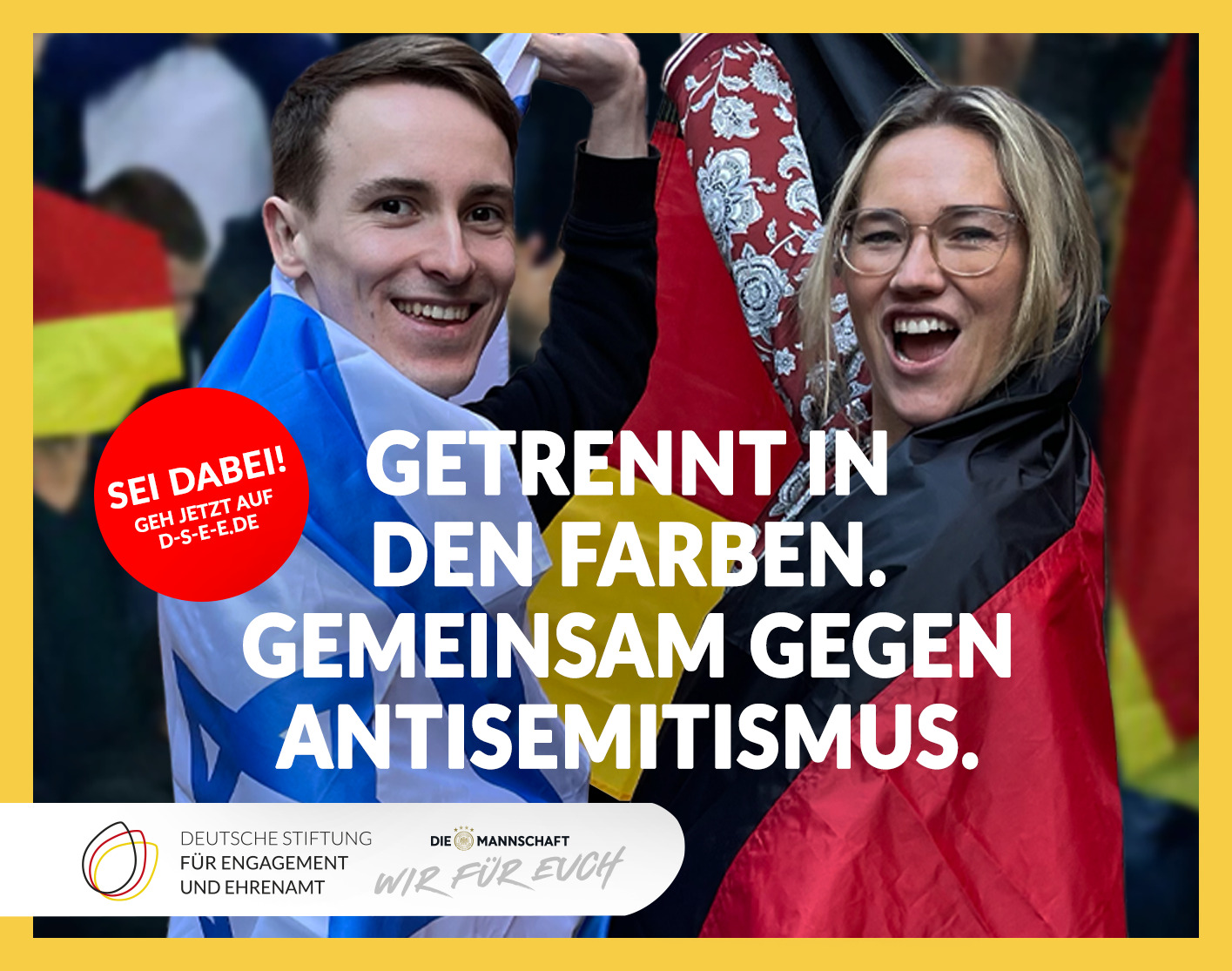 Grafik mit zwei feiernden Fußballfans mit Israel- und Deutschlandflaggen. Text: Getrennt in den Farben. Gemeinsam gegen Antisemitismus. Sei jetzt dabei! Geh jetzt auf d-s-e-e.de. Logos der DSEE und der Stiftung "Die Mannschaft"