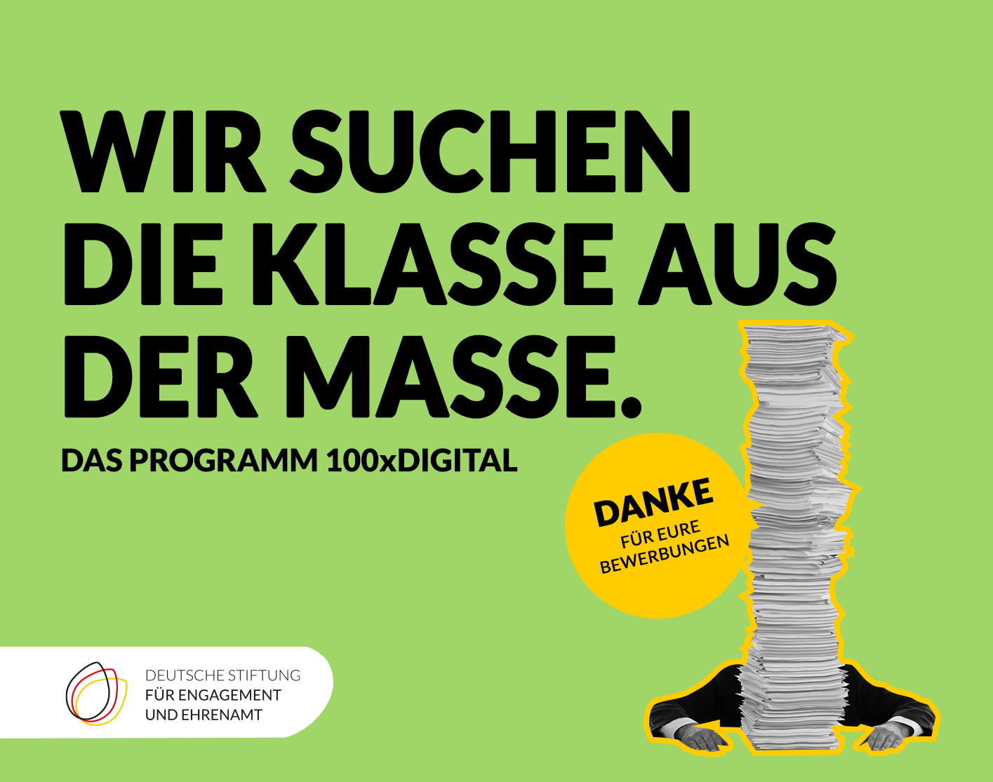 Grafik mit einem Mann am Schreibtisch hinter einem Riesen-Papierstapel. Text: Wir suchen die Masse aus der Klasse. Das Programm 100xDigital. Danke für Eure Bewerbungen.