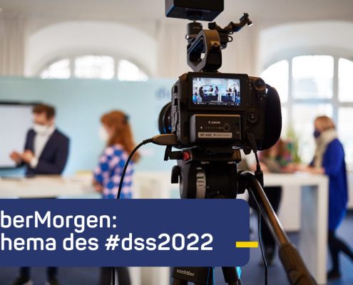 Foto mit einer Fernseh-Kamera und dem Text: "überMorgen" - Thema des #dss2022