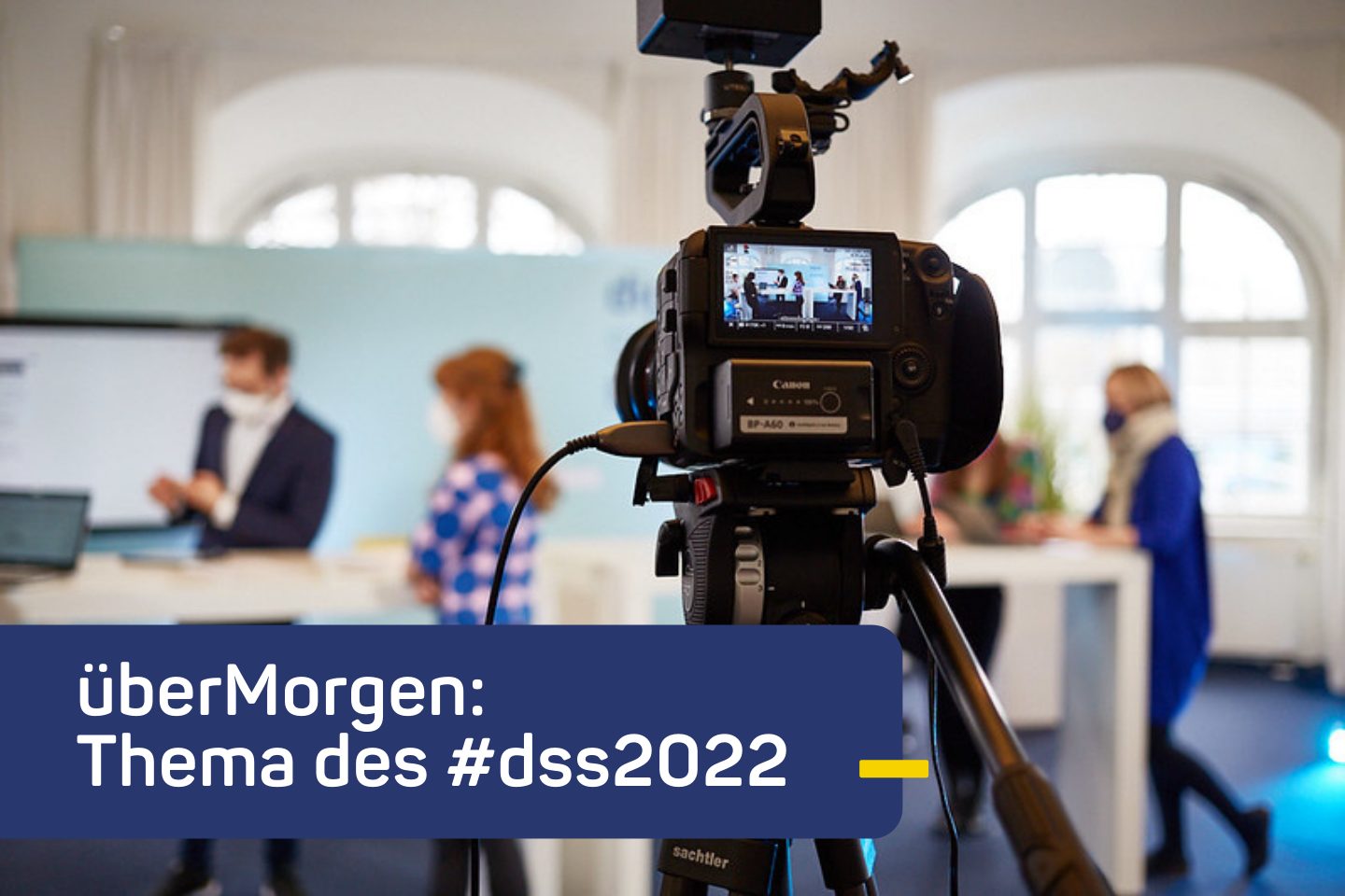 Foto mit einer Fernseh-Kamera und dem Text: "überMorgen" - Thema des #dss2022