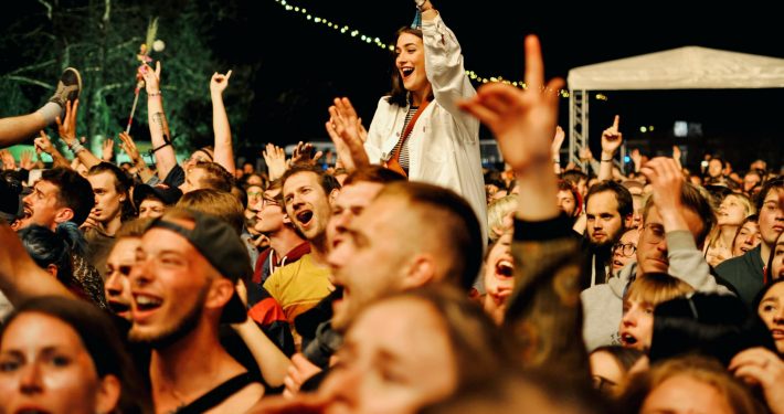 Besucherinnen und Besucher des Immergut-Festivals feiern bei einem Konzert