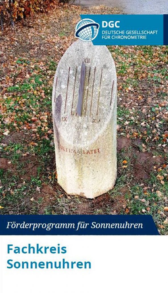 Mittig eine Steinsonnenuhr auf laubigem Boden. Logo der Deutschen Gesellschaft für Chronometrie oben rechts. Unten Schriftzug Förderprogramm für Sonnenuhren Fachkreis Sonnenuhren.