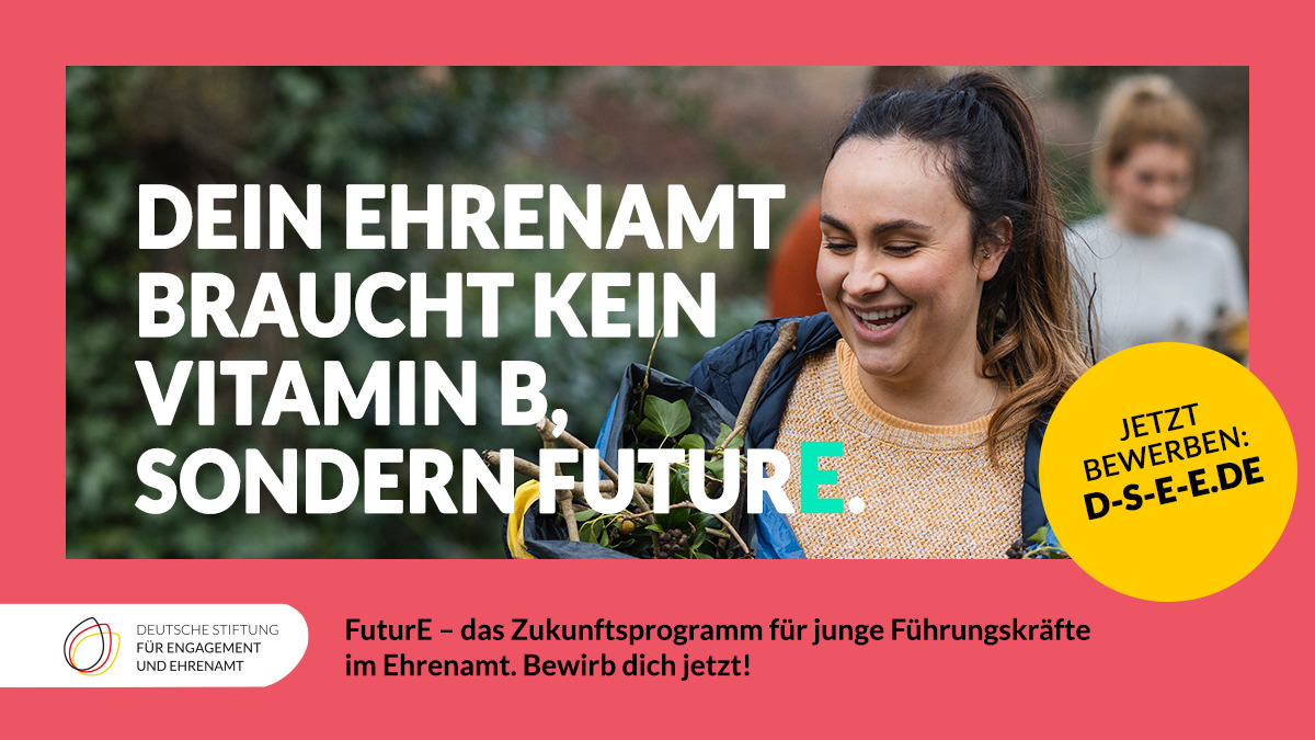 Foto einer Frau mit Laubsäcken in der Hand. Text: Dein Ehrenamt braucht kein Vitamin B, sondern FuturE. FuturE - das Zukunftsprogramm für junge Führungskräfte im Ehrenamt. Bewirb Dich jetzt!