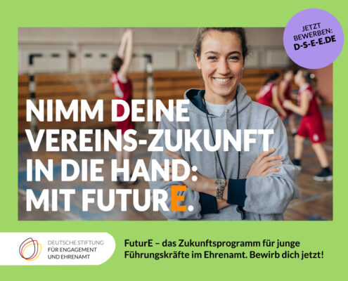 Foto einer Trainerin in der Sporthalle. Text: Nimm Deine Vereinszukunft in die Hand: Mit FuturE. FuturE - das Zukunftsprogramm für junge Führungskräfte im Ehrenamt. Bewirb Dich jetzt!