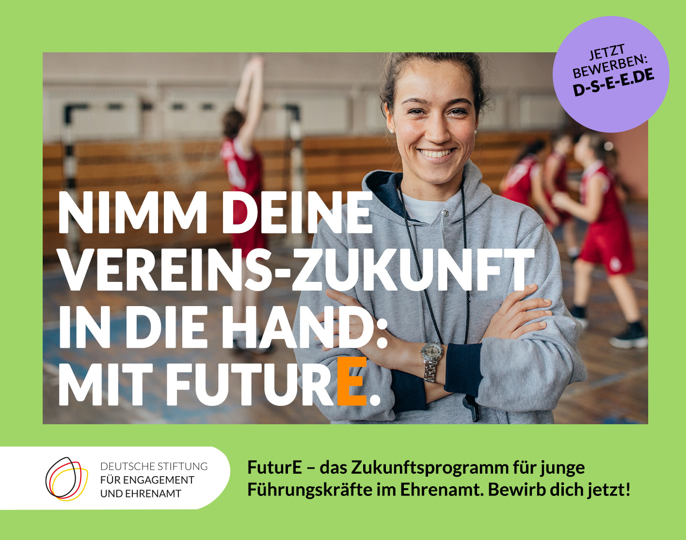 Foto einer Trainerin in der Sporthalle. Text: Nimm Deine Vereinszukunft in die Hand: Mit FuturE. FuturE - das Zukunftsprogramm für junge Führungskräfte im Ehrenamt. Bewirb Dich jetzt!