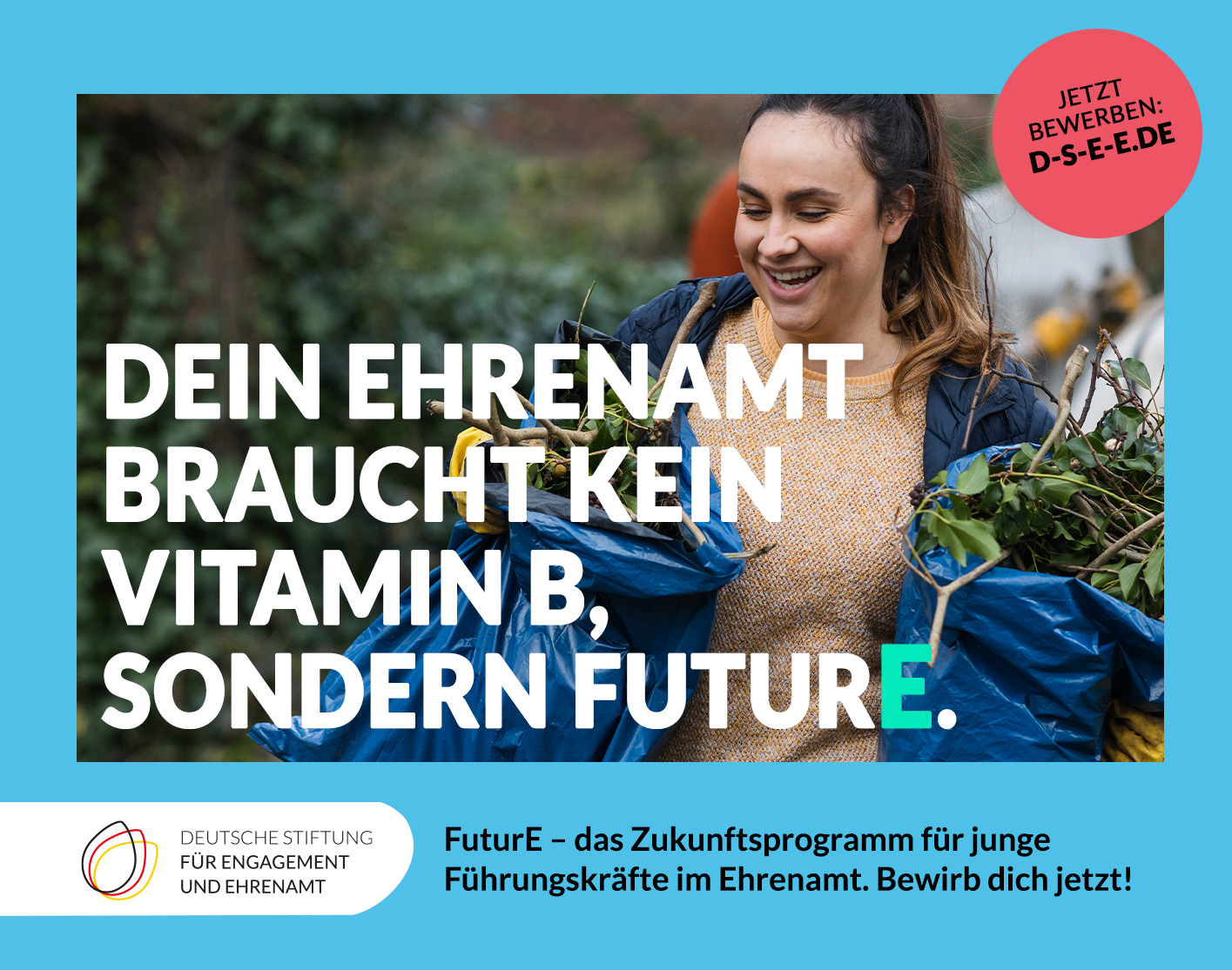Foto einer Frau mit Laubsäcken in der Hand. Text: Dein Ehrenamt braucht kein Vitamin B, sondern FuturE. FuturE - das Zukunftsprogramm für junge Führungskräfte im Ehrenamt. Bewirb Dich jetzt!