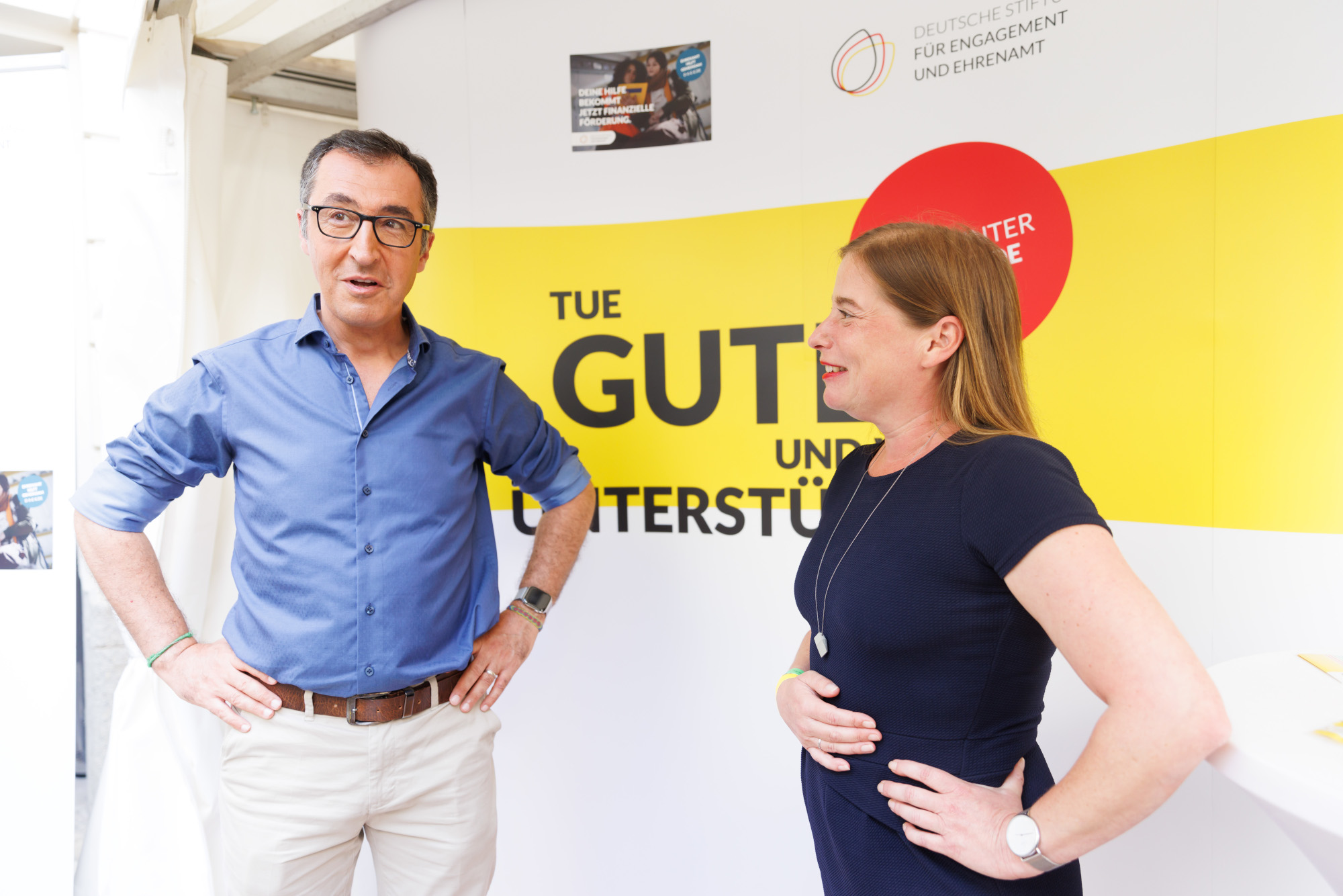 Bundesminister Cem Özdemir und DSEE-Vorständin Katarina Peranić im Gespräch