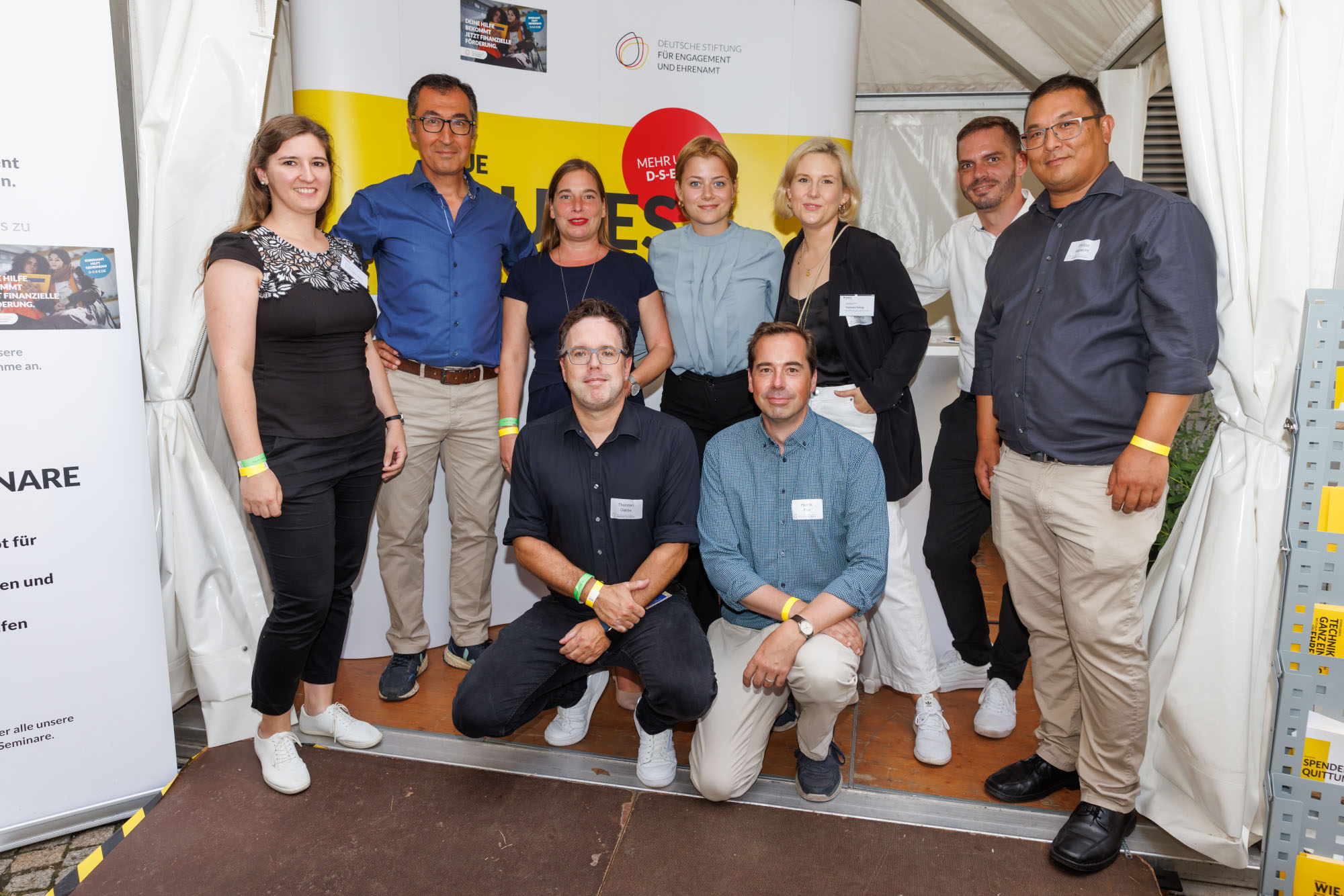 Gruppenfoto mit Bundesminister Cem Özdemir und dem DSEE-Team