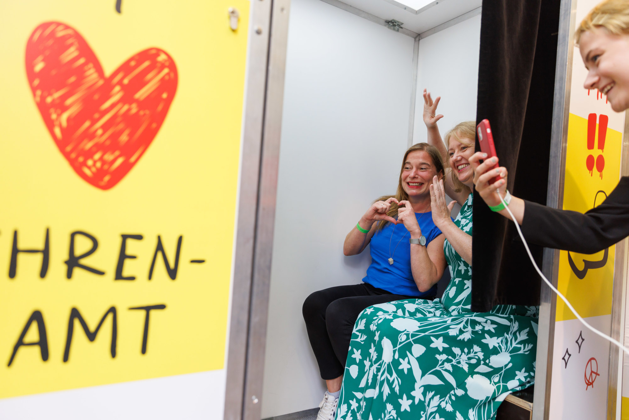 Bundesministerin Lisa Paus und DSEE-Vorständin Katarina Peranić in einer Selfie-Box