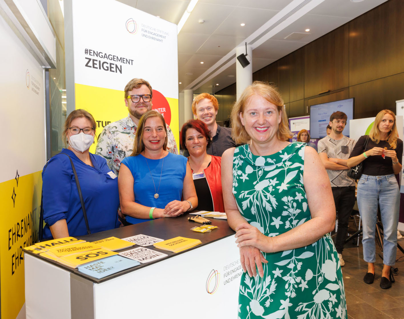 Gruppenfoto mit Bundesministerin Lisa Paus und dem DSEE-Team