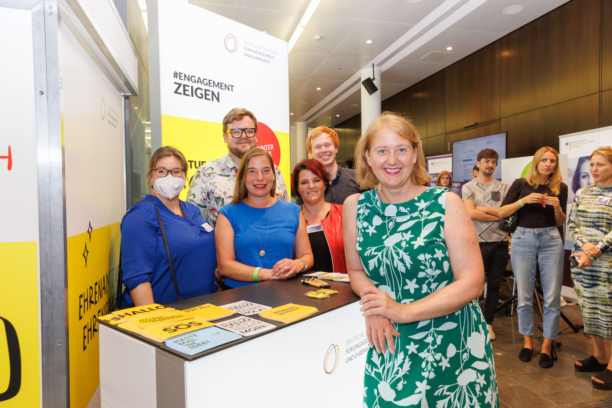 Gruppenfoto mit Bundesministerin Lisa Paus und dem DSEE-Team